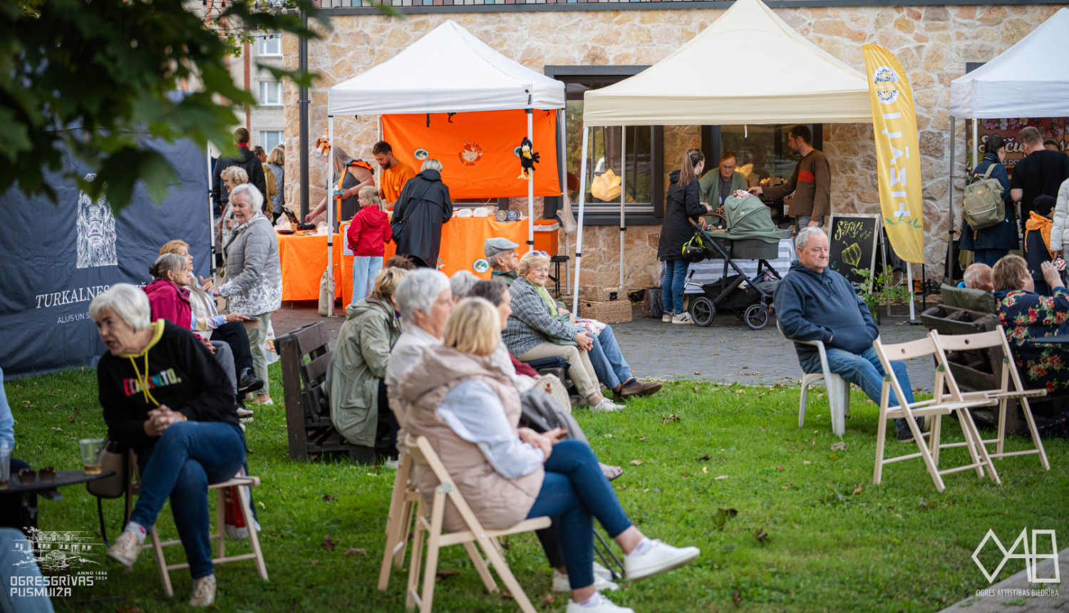 Tirdziņš atjaunotajā Upesgrīvas pusmuižā