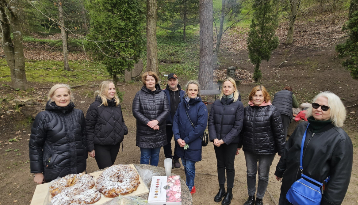 Valsts probācijas dienesta Ogres nodaļa stāda ceriņus Špakovska parkā Ogrē