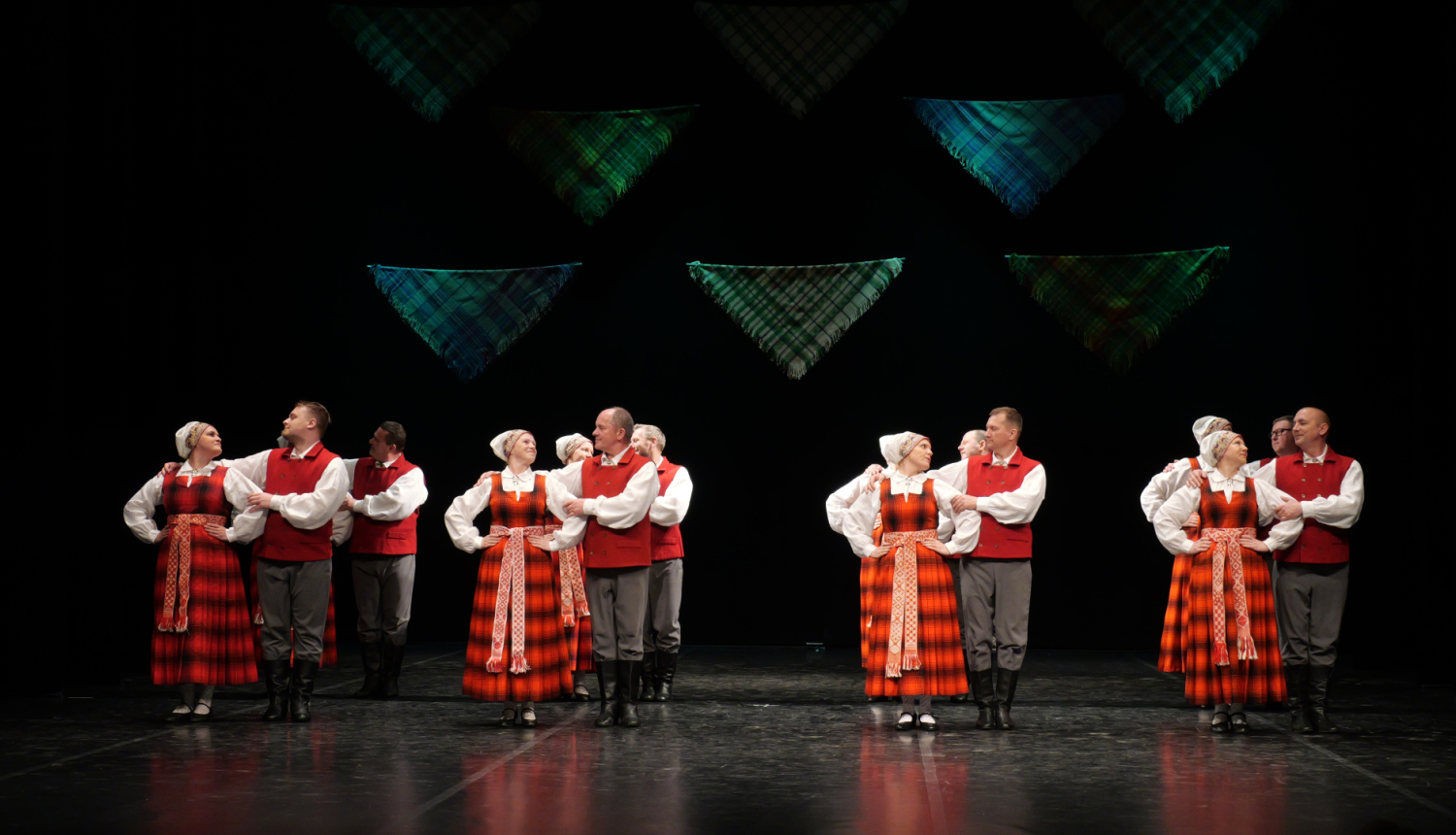 Vidējās paaudzes deju kolektīvs "Lāčplēsis" deju skatē 2025. gada 27. aprīlī