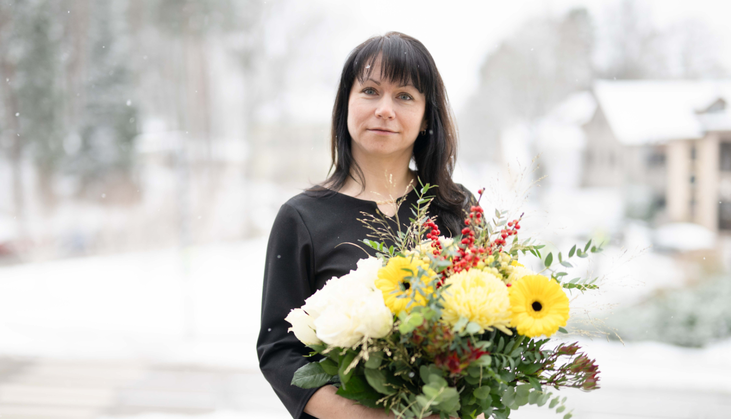 Vita Kalniņa uz sniegotās Ogres pilsētas fona