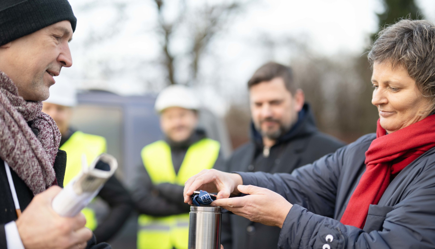 Ogrē iemūrēta kapsula jaunas volejbola halles būvniecībai. Attēlā A. Mangulis, D. Žindiga un A. Krauja