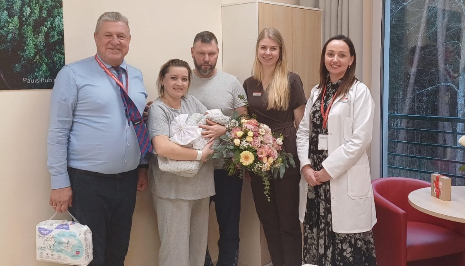 Ogres rajona slimnīcas vadība un personāls sveic 2025. gada 500. mazuli, kas piedzimis tieši Ogrē