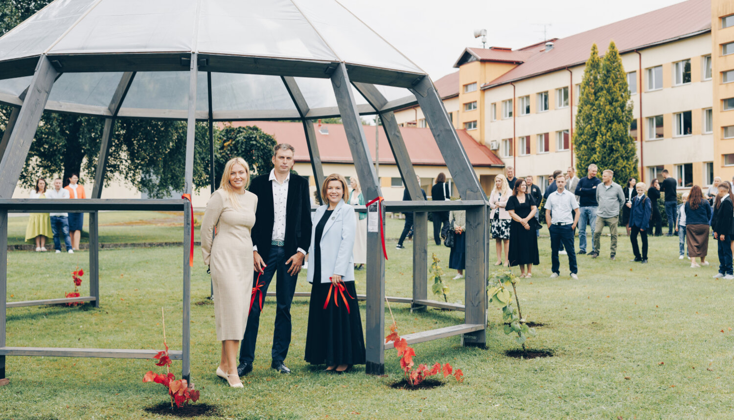 Ķeguma pamatskolā atklāta “zaļā klase” – jauna āra telpa skolēniem un kopienai. Skolas direktore ar projekta īstenotājiem zaļajā klasē