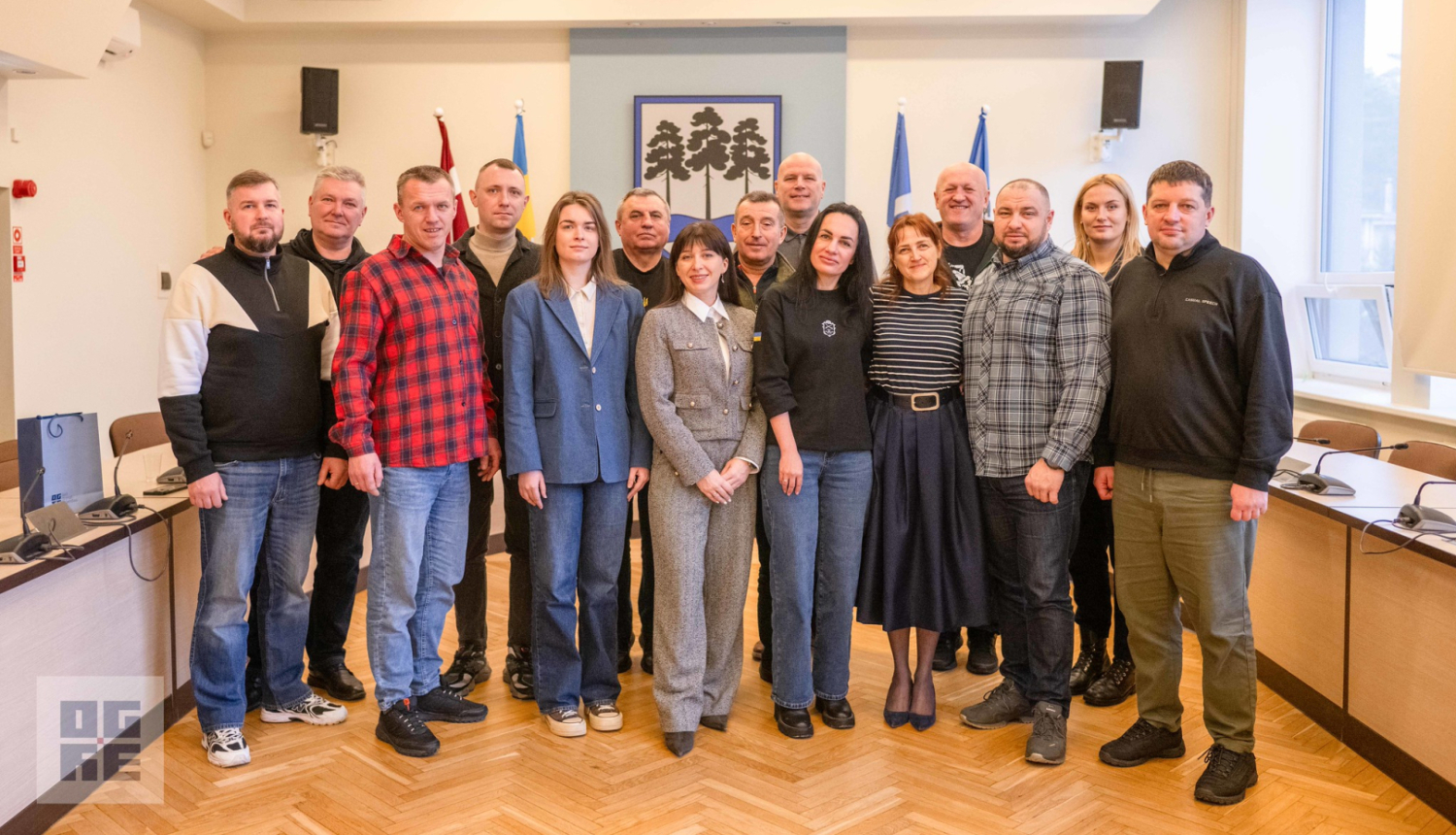 Viesu un pašvaldības pārstāvju kopbilde pašvaldības domes sēžu zālē