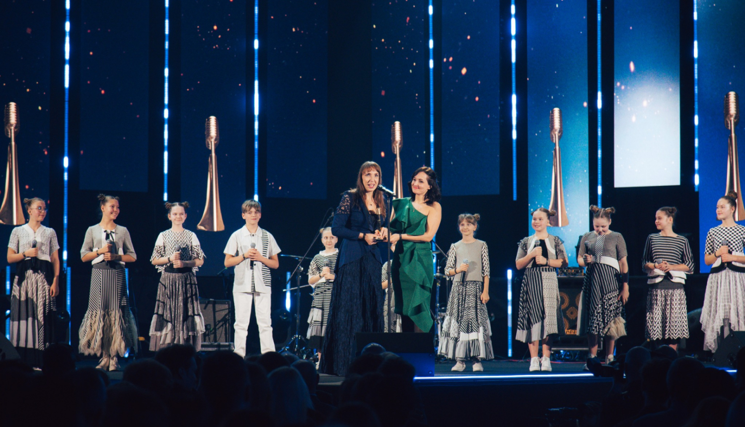 Tīnūžu tautas nama bērnu vokālais ansamblis "TĪ Mažors" iegūst balvu "Zelta Mikrofons" par labāko bērnu albumu ar nosaukumu "Man ir ģimene" 