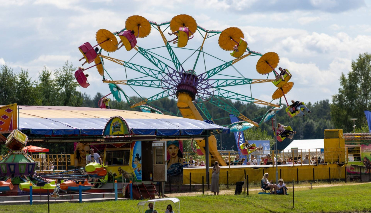 Izklaides parka AB parks Lēdmanē foto ar karuseli
