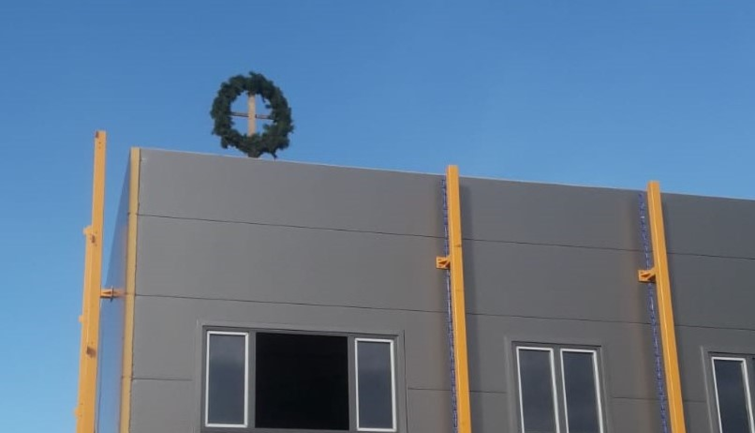 Pārogrē elektronisko sistēmu ražošanas ēkai spāru svētki