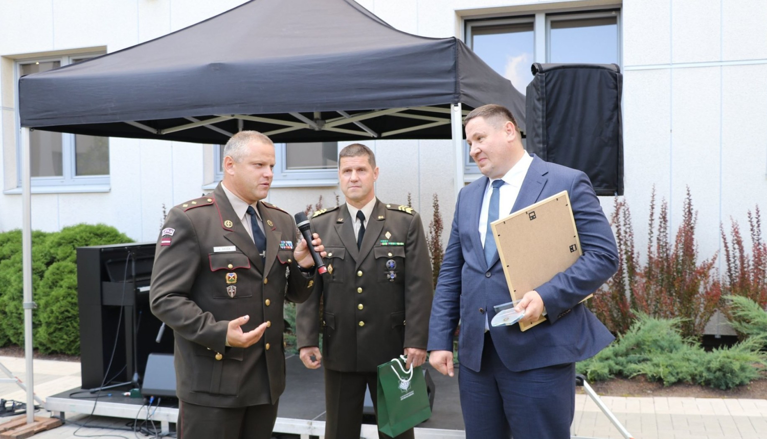 Domes priekšsēdētājam pasniegts Aizsardzības ministrijas Goda raksts