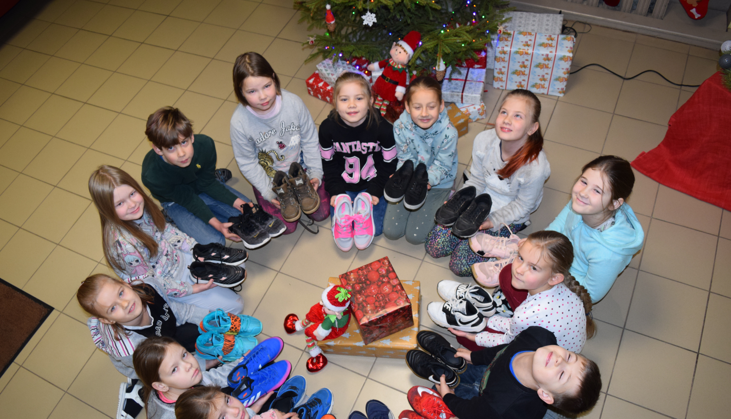 Ķeipenes pamatskola pateicas par saziedotajiem sporta apaviem