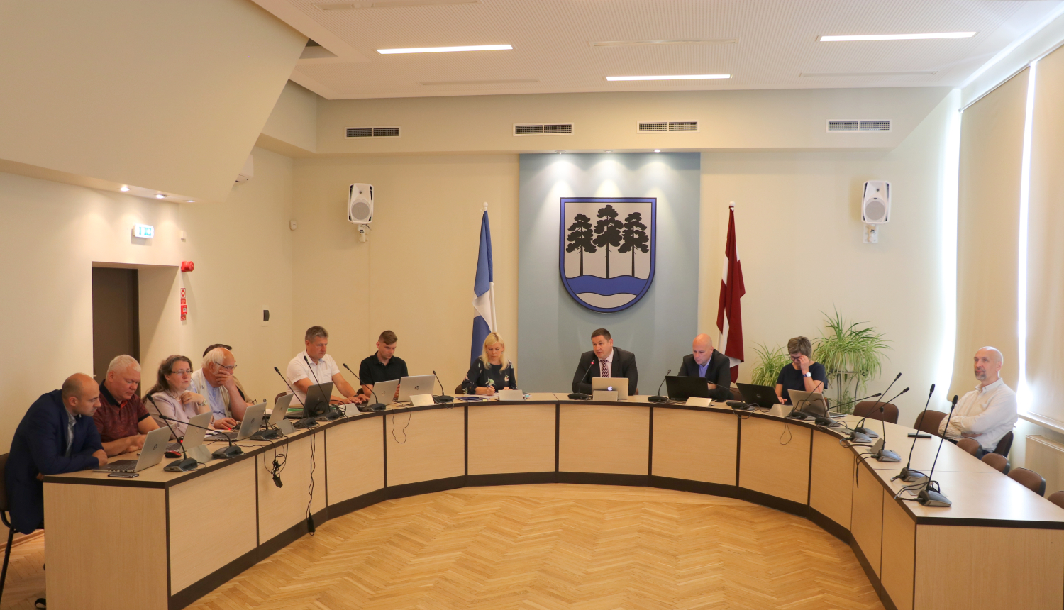 Komiteju priekšsēdētāji lūdz par 20% samazināt atalgojumu