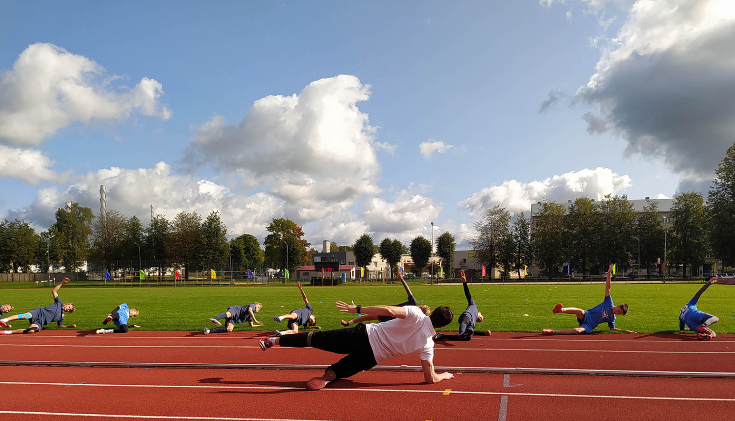 Jaunie futbolisti turpina pilnveidot sevi