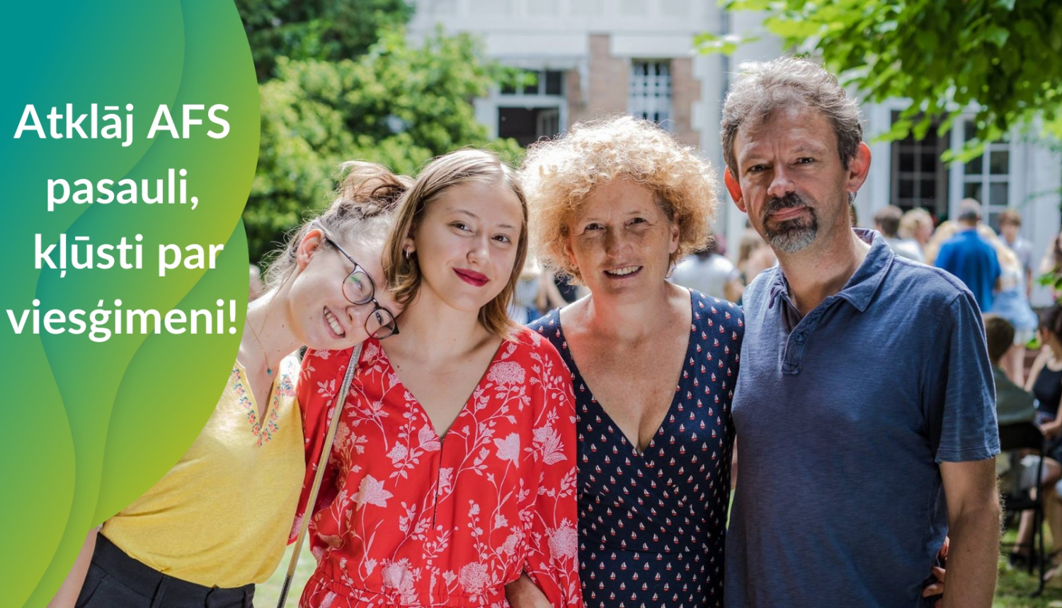 Attēls ar ģimeni, aicinājums kļūt par viesģimenēm skolēniem