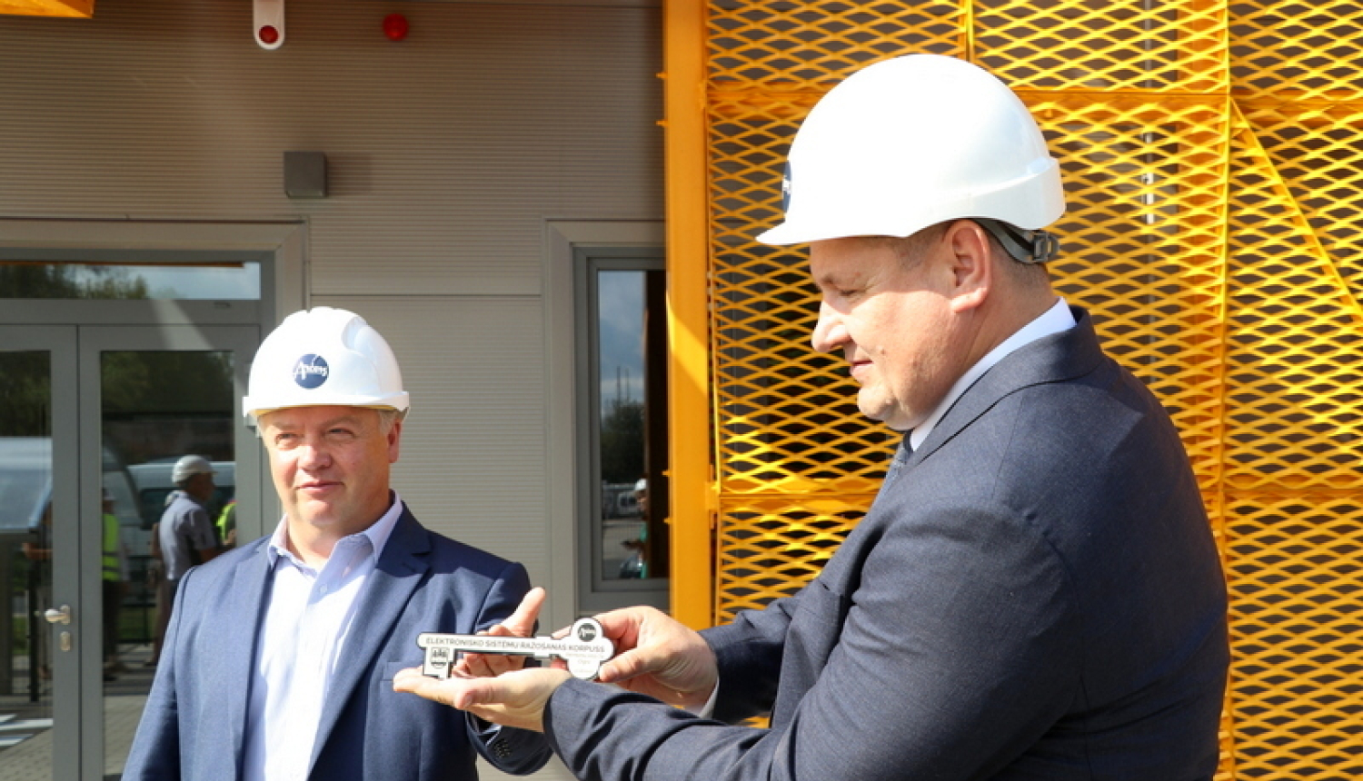 Pašvaldībai nodotas Pārogrē uzceltās elektronisko sistēmu ražošanas ēkas atslēgas