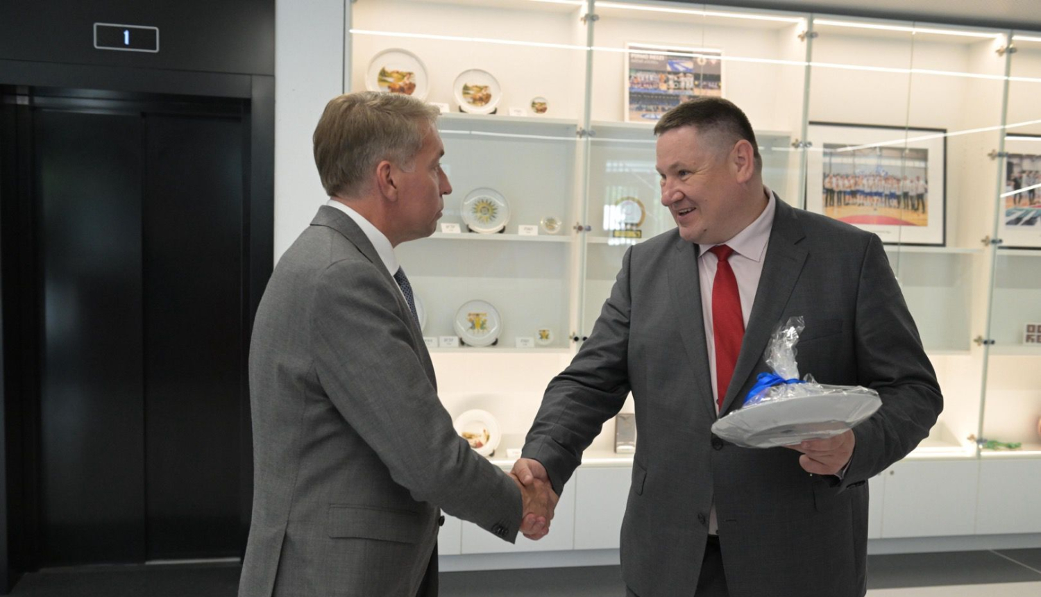 Egils Helmanis un Uldis Augulis Ogres Valsts ģimnāzijā, pasniedz Ogres šķīvi 31.05.2024.