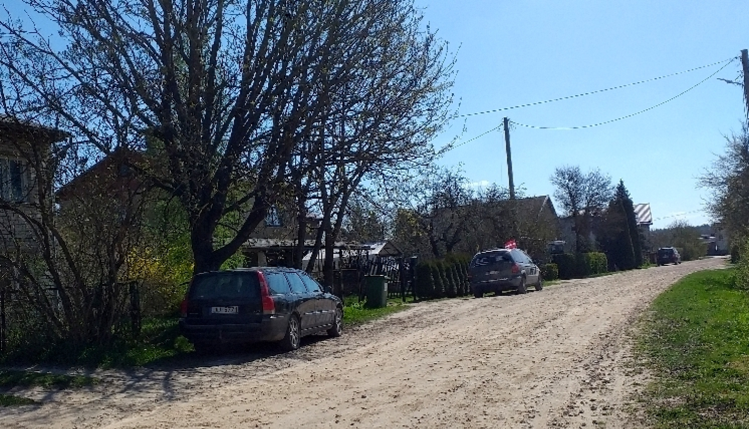 Automašīnas ielas malā