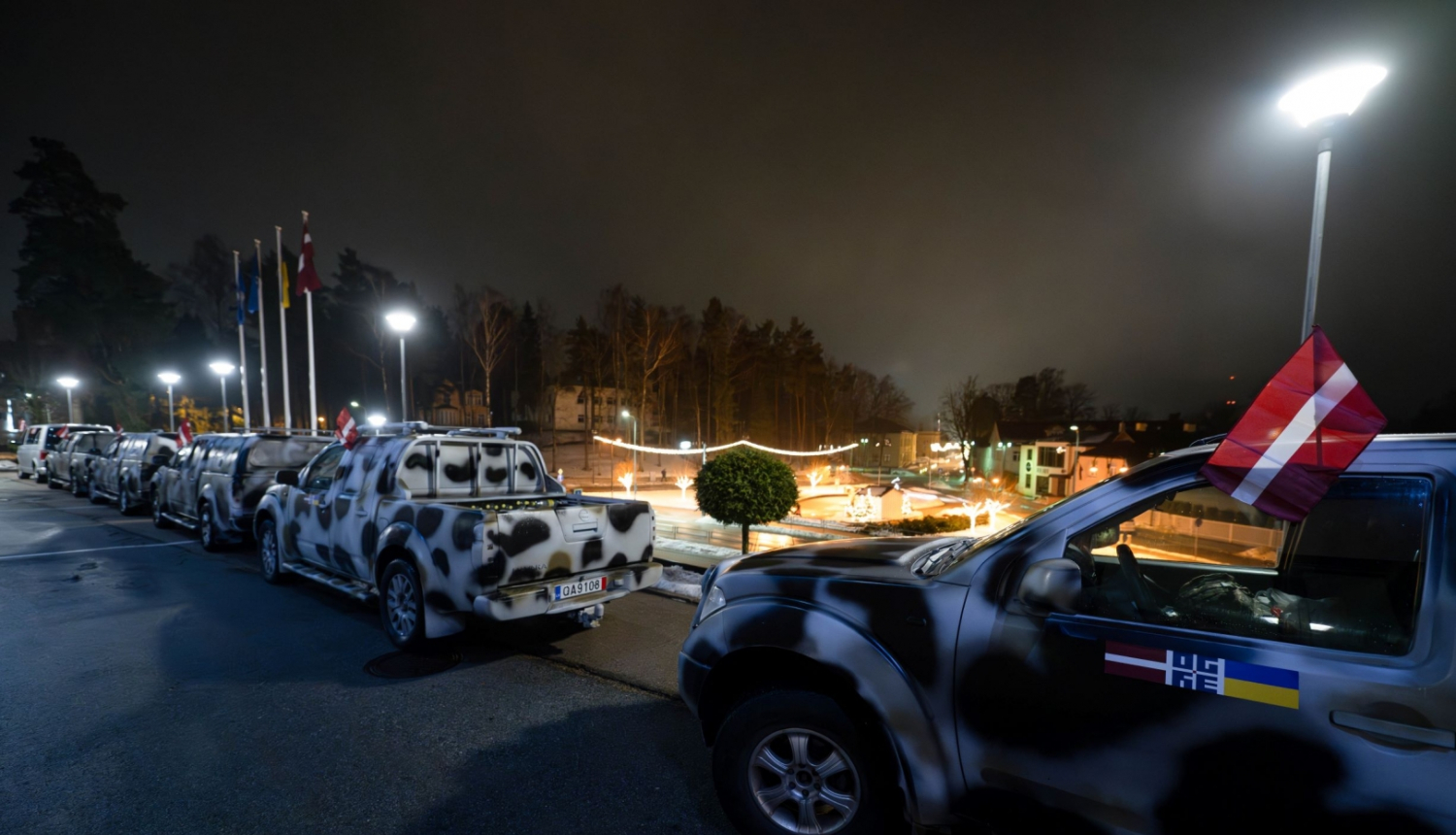 Ukrainai ziedoto automašīnu rinda pie Ogres novada pašvaldības ēkas