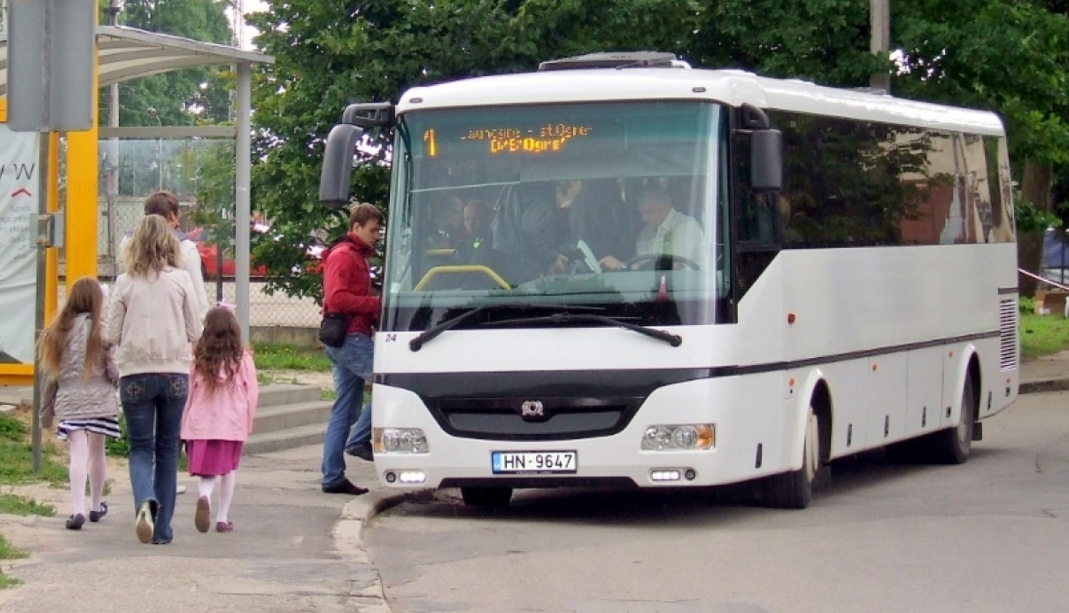 Balts autobuss autobusu pieturā