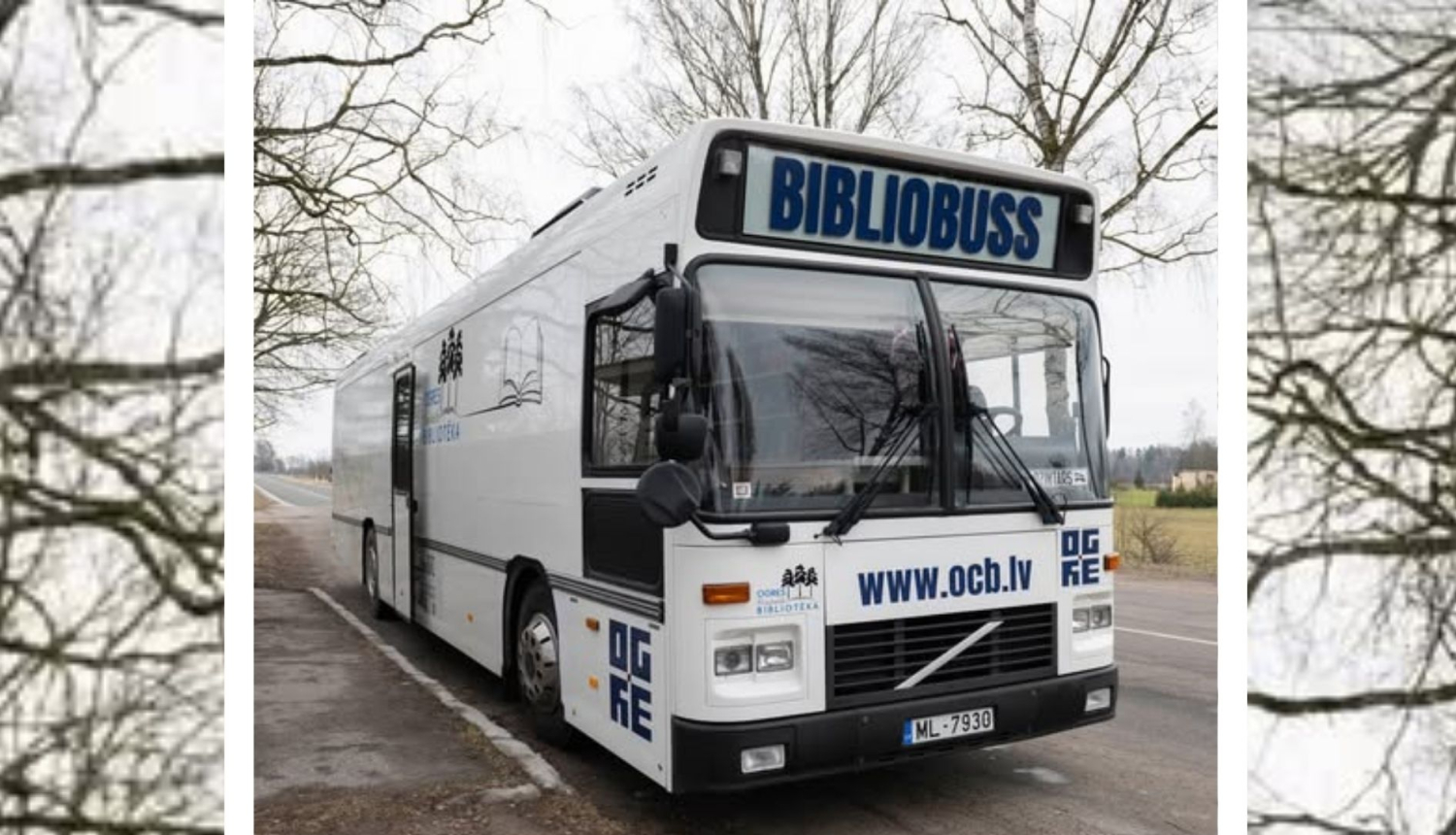 Bibliobuss uz asfaltēta lauku ceļa
