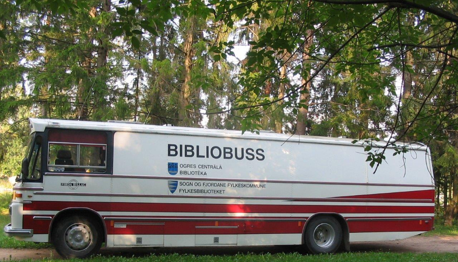 Izsolē pārdos kravas furgonu - bibliobusu