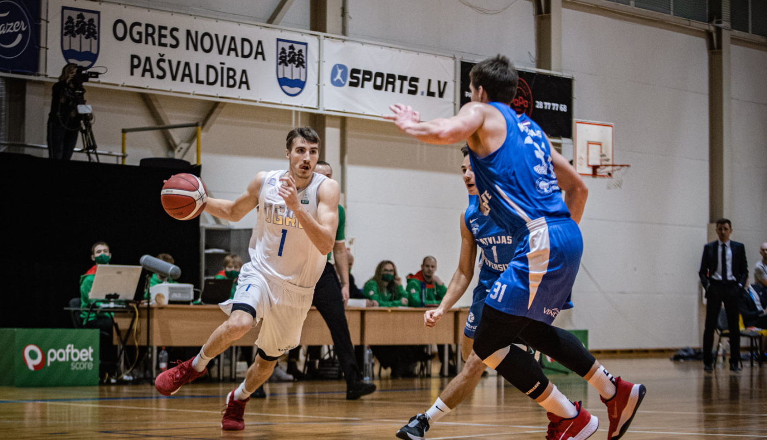 BK “Ogre” pārliecinoši uzvar Latvijas Universitātes basketbolistus