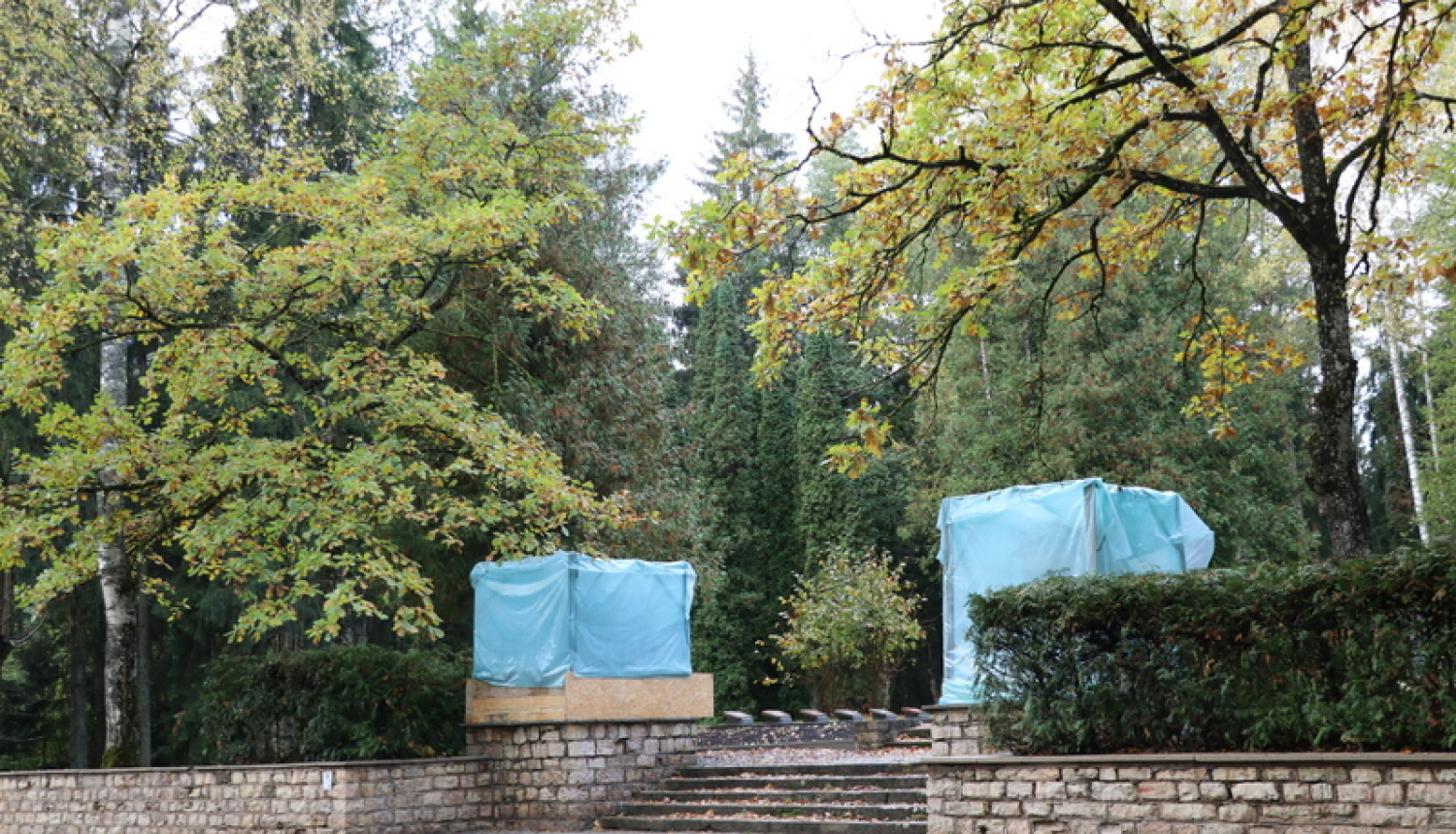 Brāļu kapos Ogrē atsākti labiekārtošanas darbi