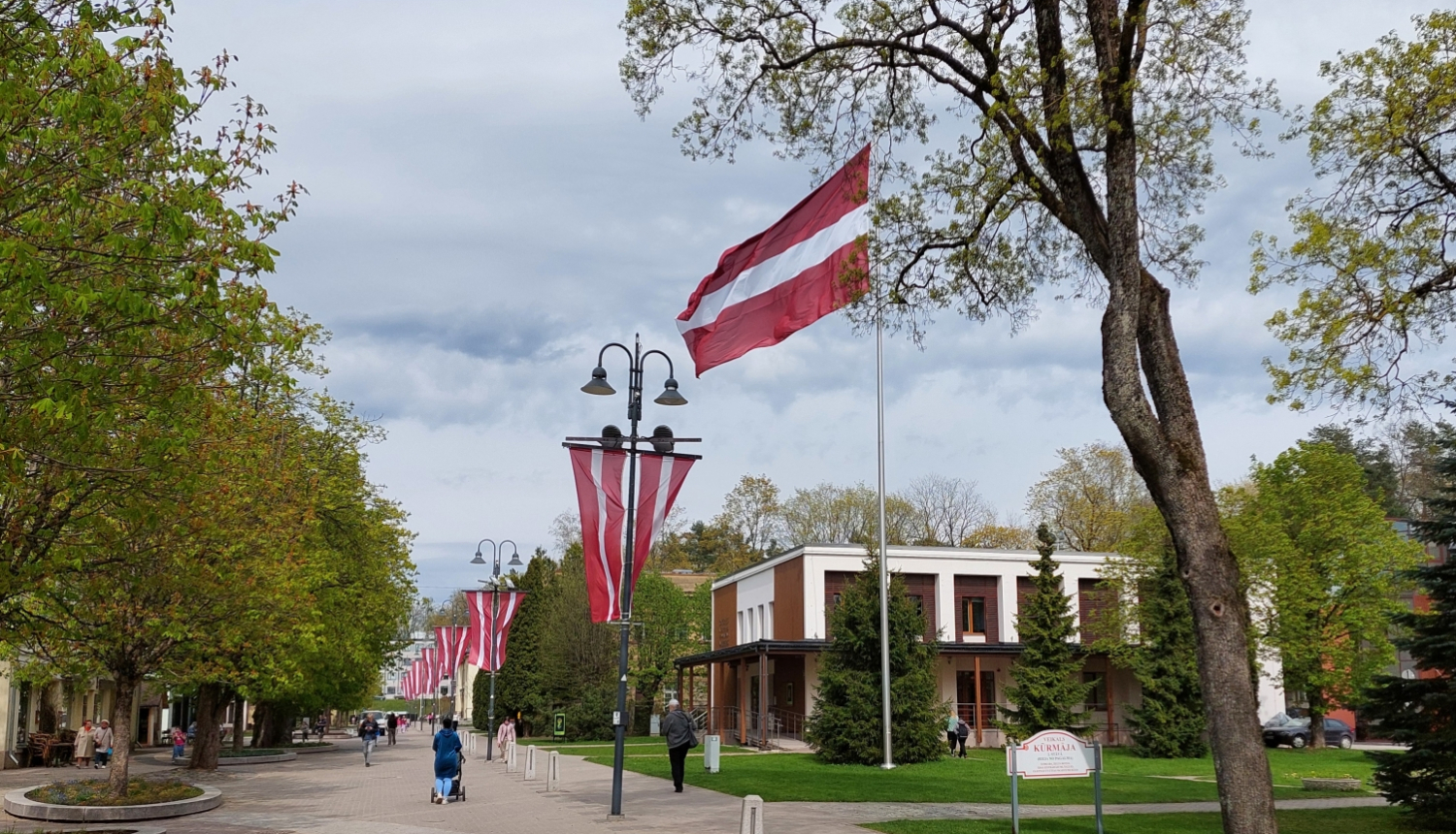 Brīvības iela Ogrē ar Latvijas karogiem 04.2024.