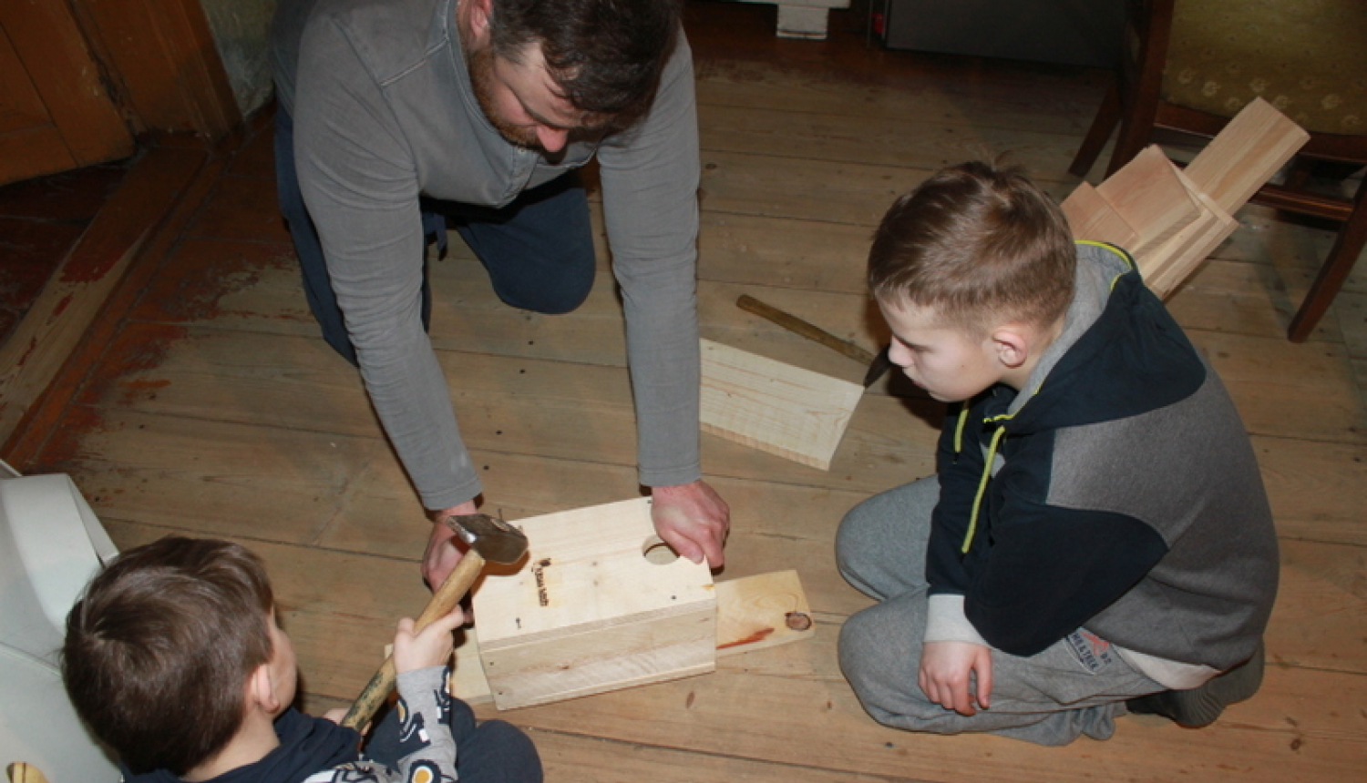 Novada ģimenes Lieldienās no dāvinātajām sagatavēm izgatavo putnu būrīšus