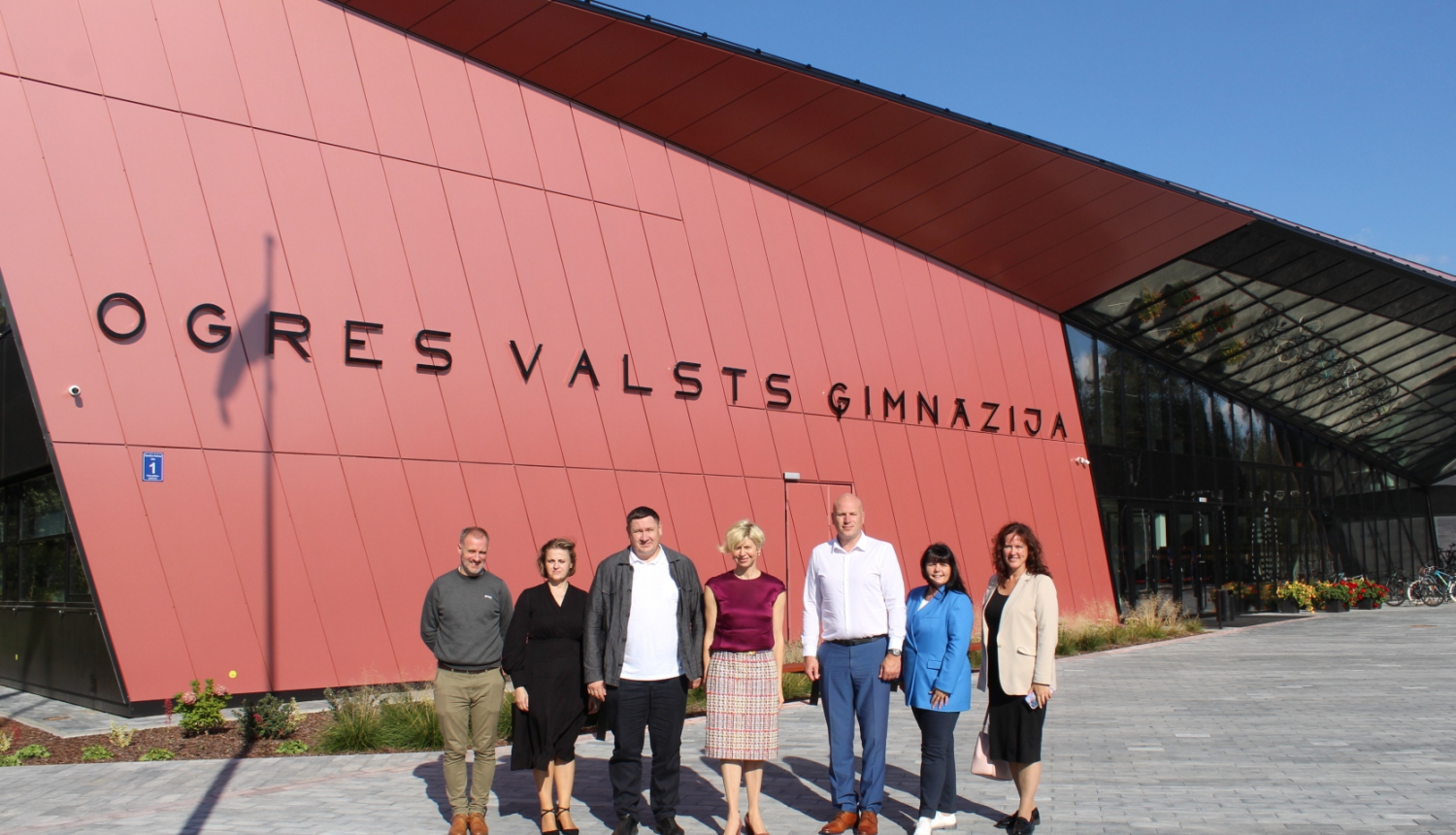 Andas Čakšas vizīte Ogrē foto pie Ogres Valsts ģimnažijas ēkas 22.09.2023.