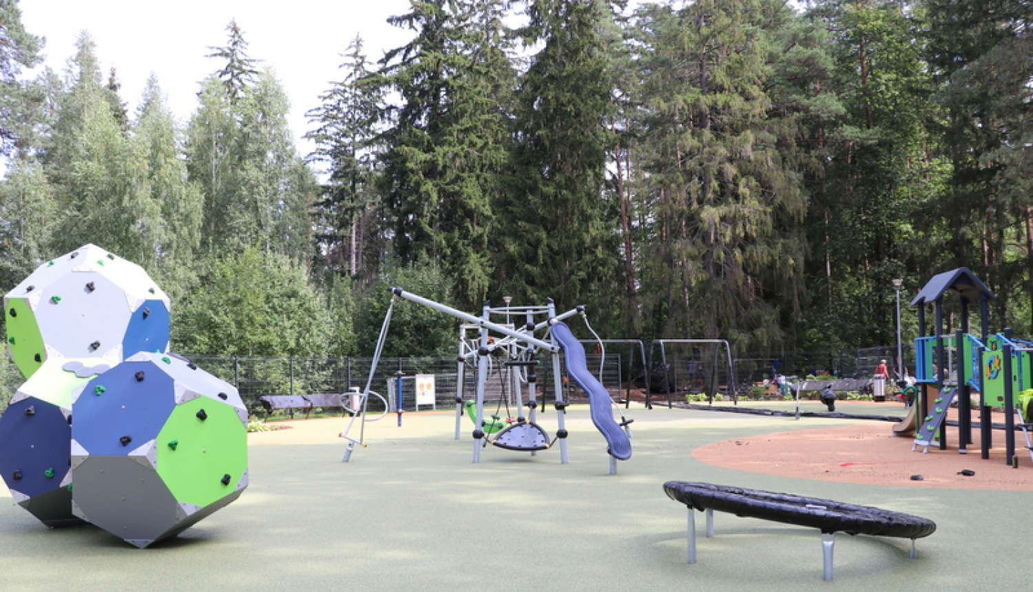 Rotaļu laukums J.Čakstes prospektā būs atvērts līdz plkst.20.00