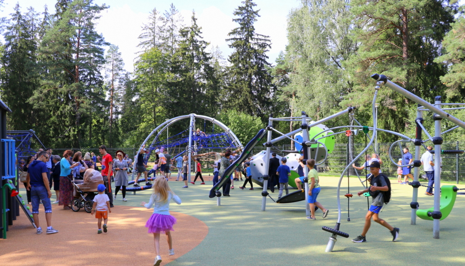 Rotaļlaukumā vienlaikus nedrīkst pulcēties daudz cilvēku