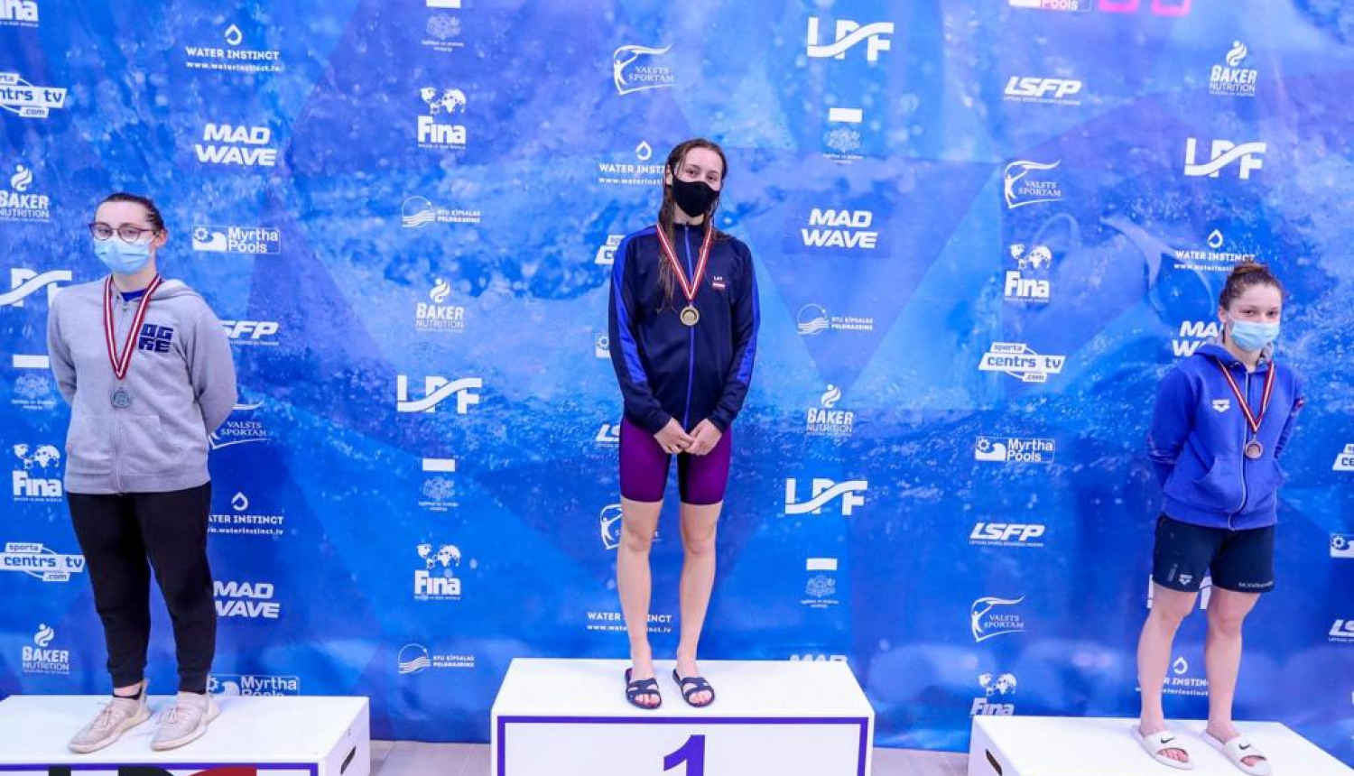 Ogres peldētājiem Grjunbergai un Dzirkalim sudraba medaļas