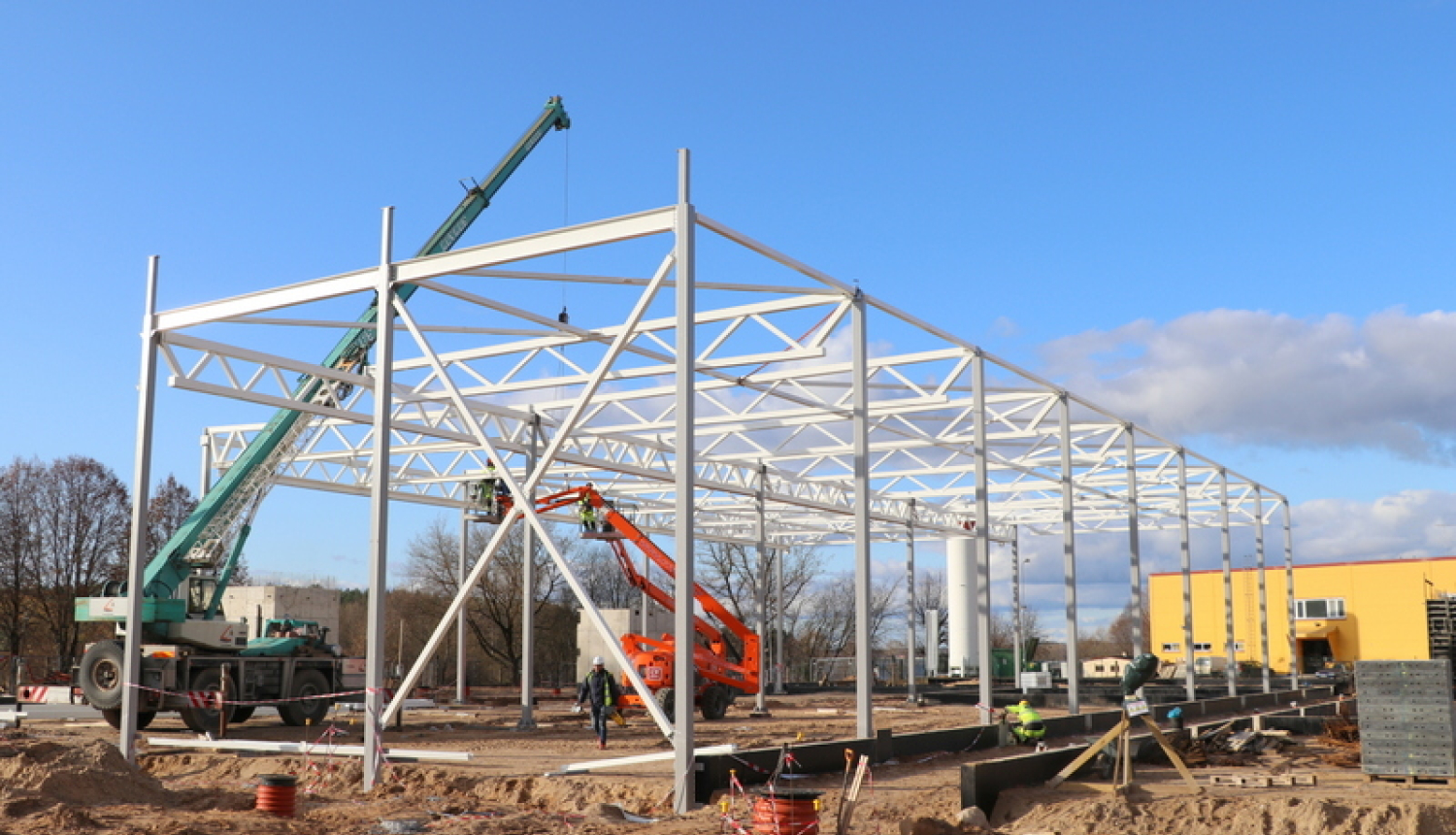 Turpinās elektronisko sistēmu ražošanas ēkas izbūve Pārogrē