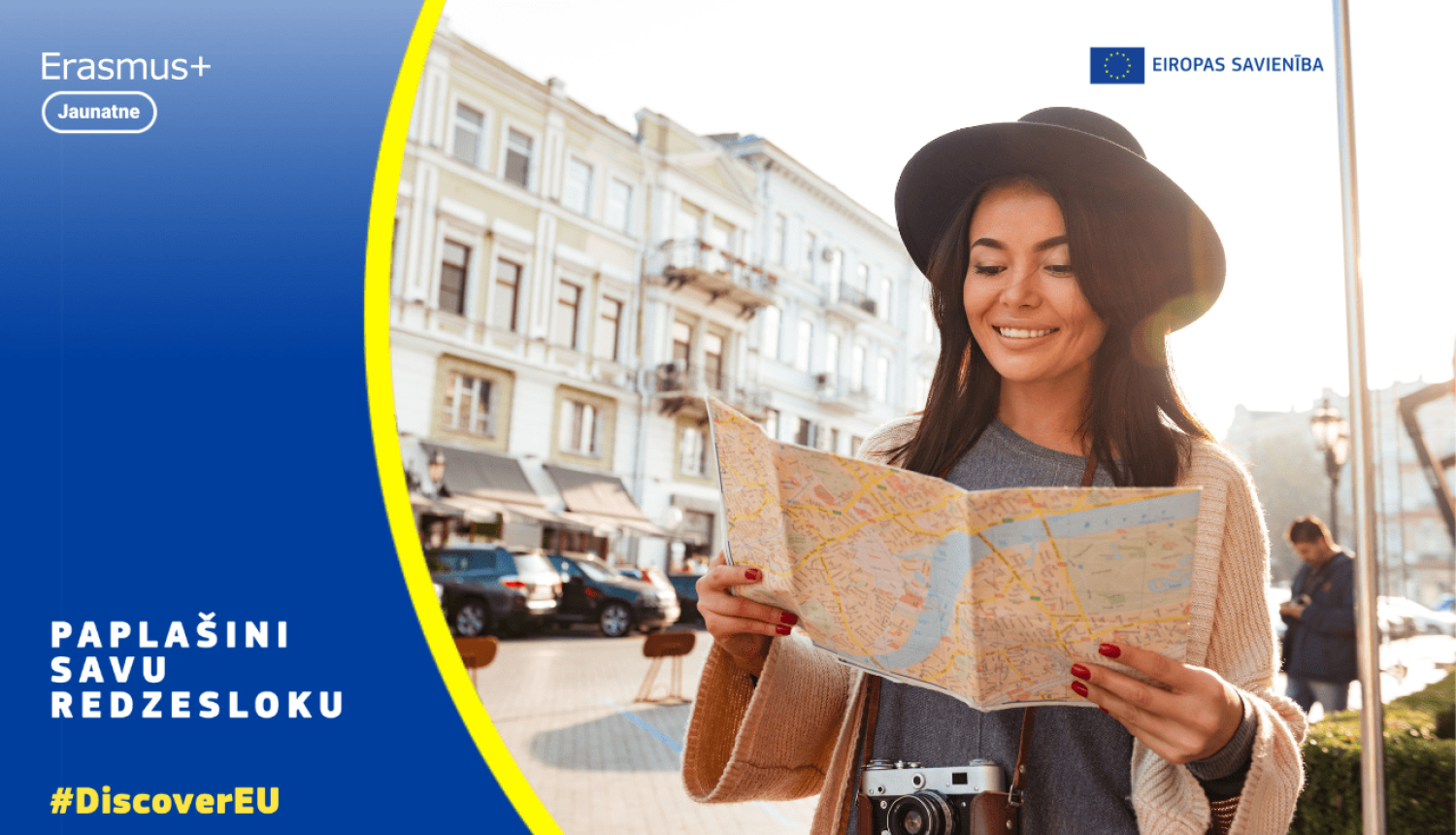 “DiscoverEU” bezmaksas ceļošanas kartes rezultāti, meitene ar cepuri skatās kartē. 01.2024