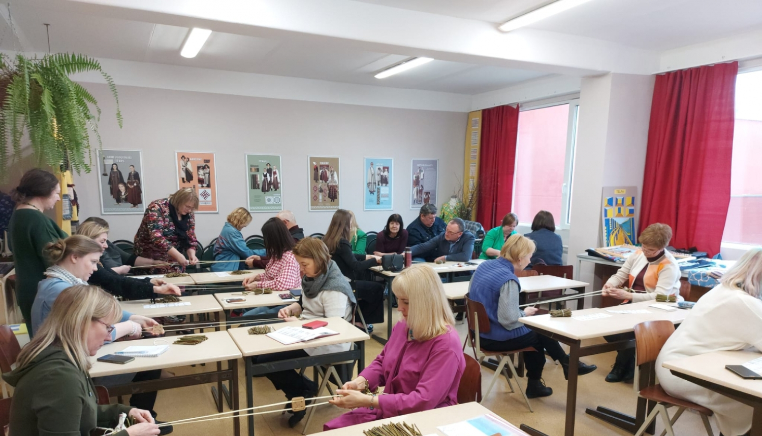 Skolotāji līdzdarbojas atklātajā dizaina un tehnoloģiju stundā Suntažu vidusskolā 