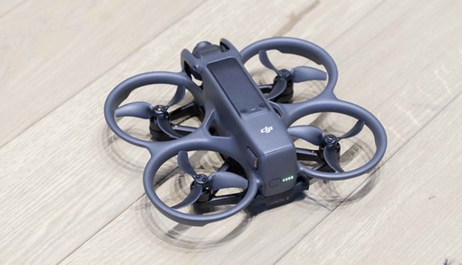 Bezpilota lidaparāts, jeb drons. Atrodas miera stāvoklī uz grīdas.