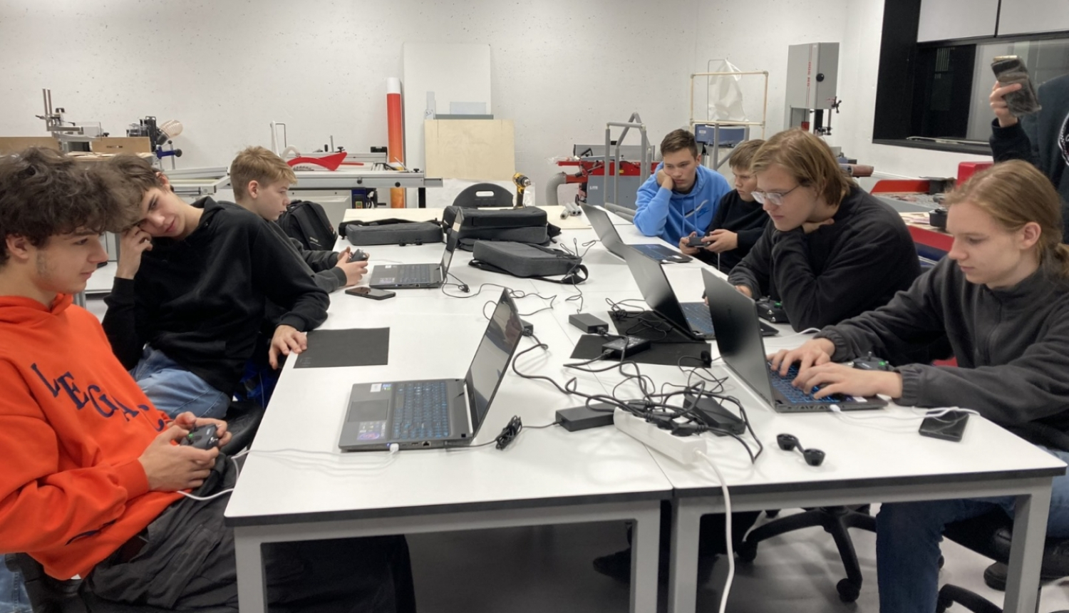 Skolēni darbojas pie galdiem dronu pulciņā Ogres Valsts ģimnāzijā