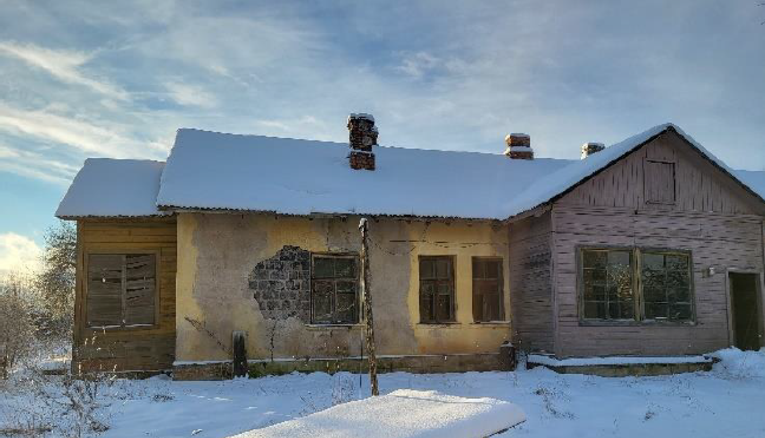 Dzelzceļa ēka 54.km Suntažu pagastā no ārpuses