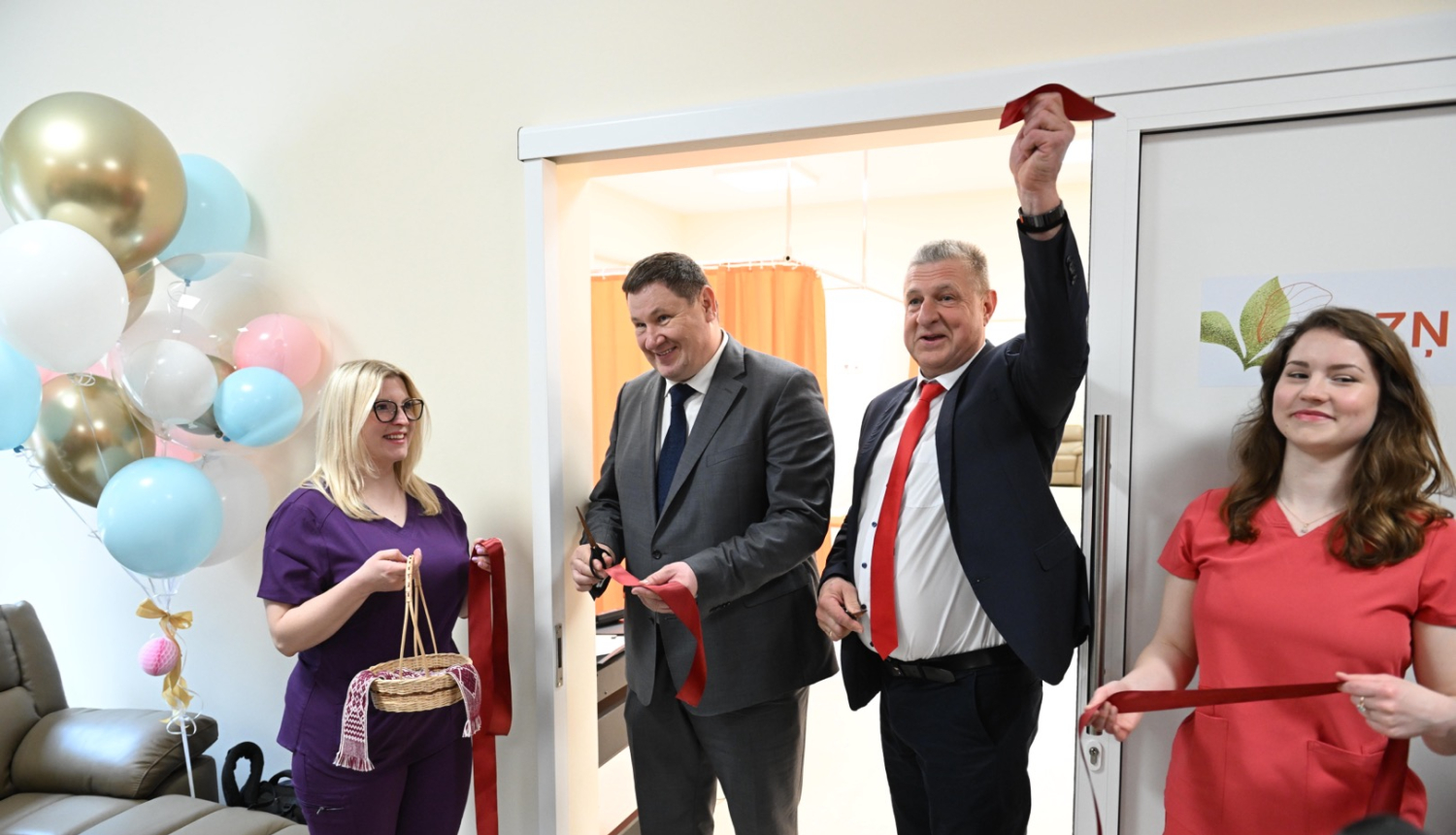 Dainis Širovs un Egils Helmanis pārgriež svinīgo lenti 12.04.2024.