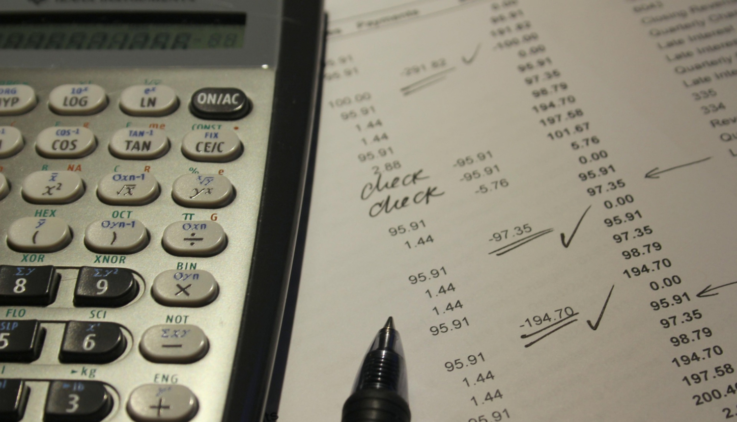 E-rēķinu iesniegšana. Attēlā kalkulators un rēķinu saraksts