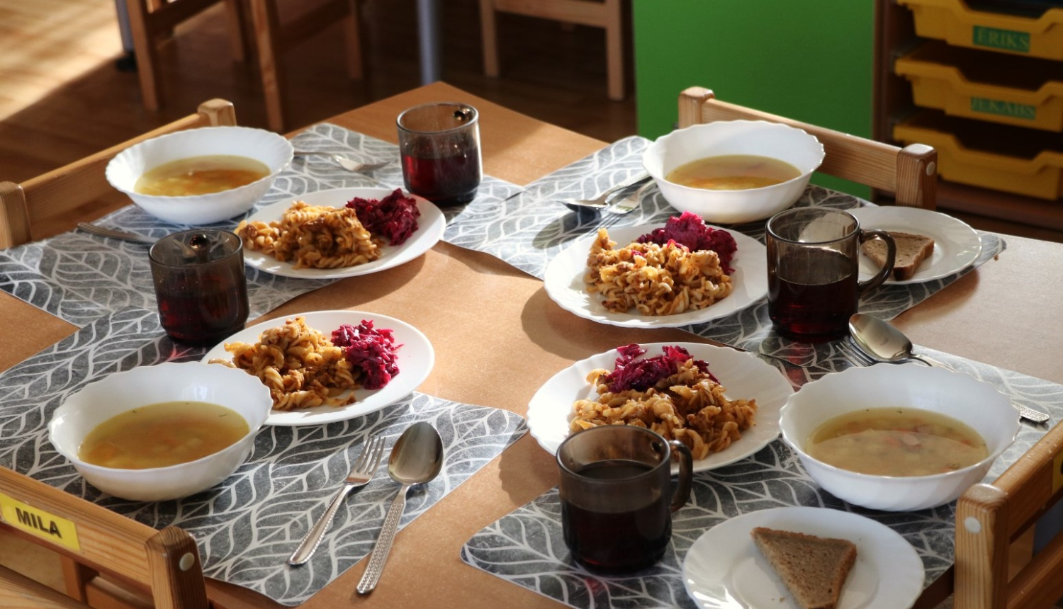 Ēdināšana bērnudārzs zupa