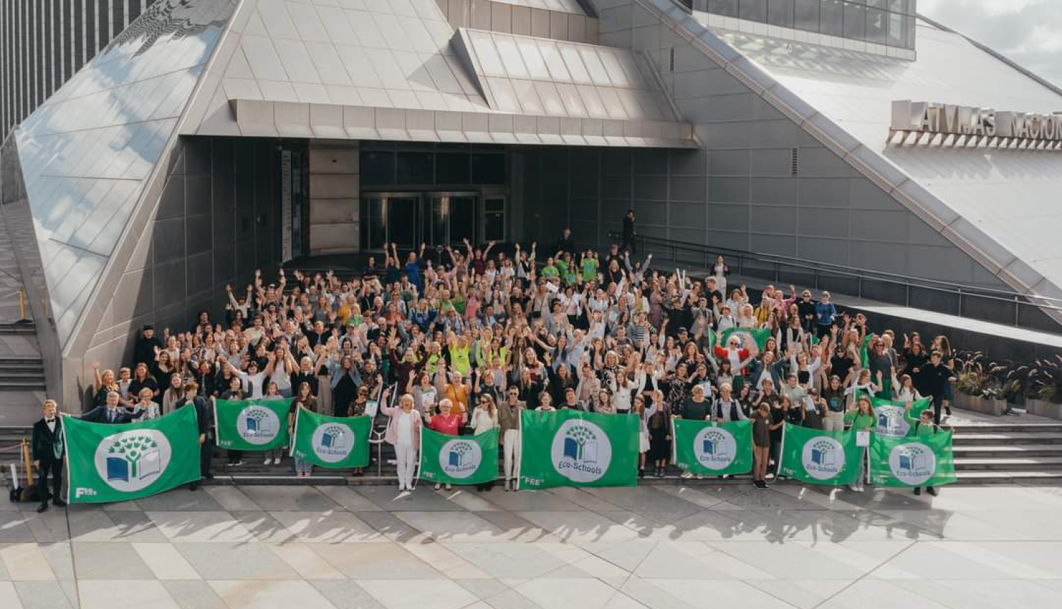 Ekoskolu skolēni pie Latvijas Nacionālās bibliotēkas 2024