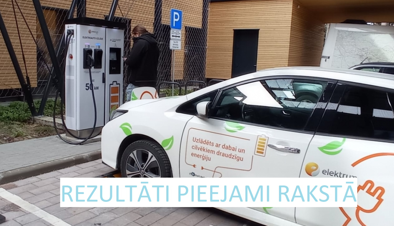 Elektro auto ar uzrakstu par izsoļu rezultātiem