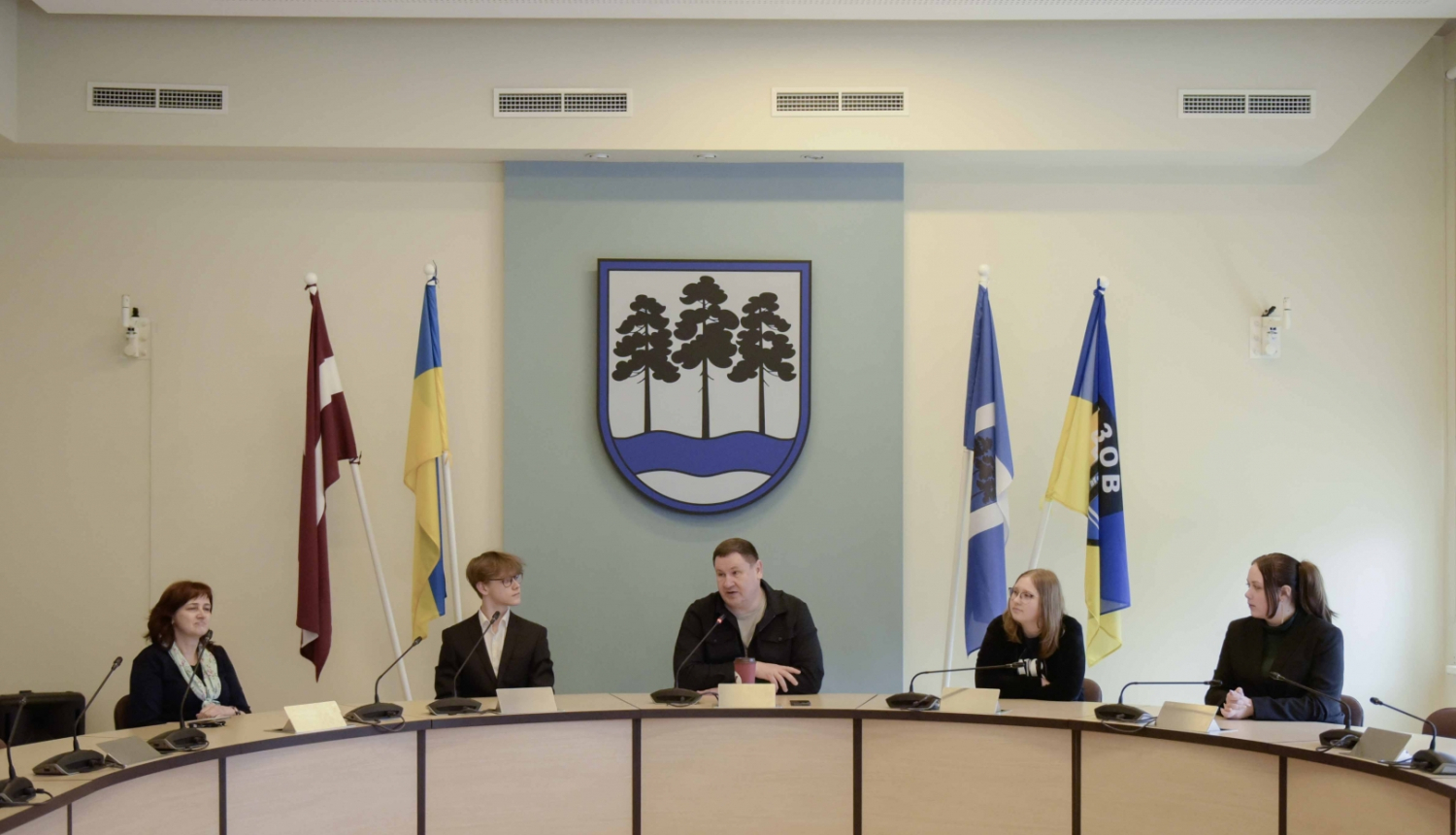 Jaunieši kā Egila Helmaņa ēnas ēnu dienā