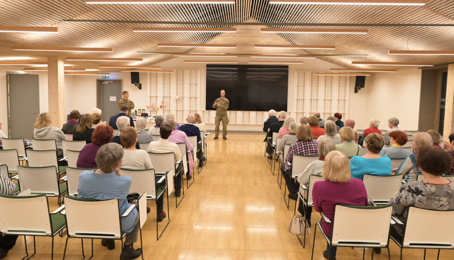 Seniori piedalās informatīvā pasākumā "Esi zinošs krīzes situācijā" Ogres Centrālajā bibliotēkā. 