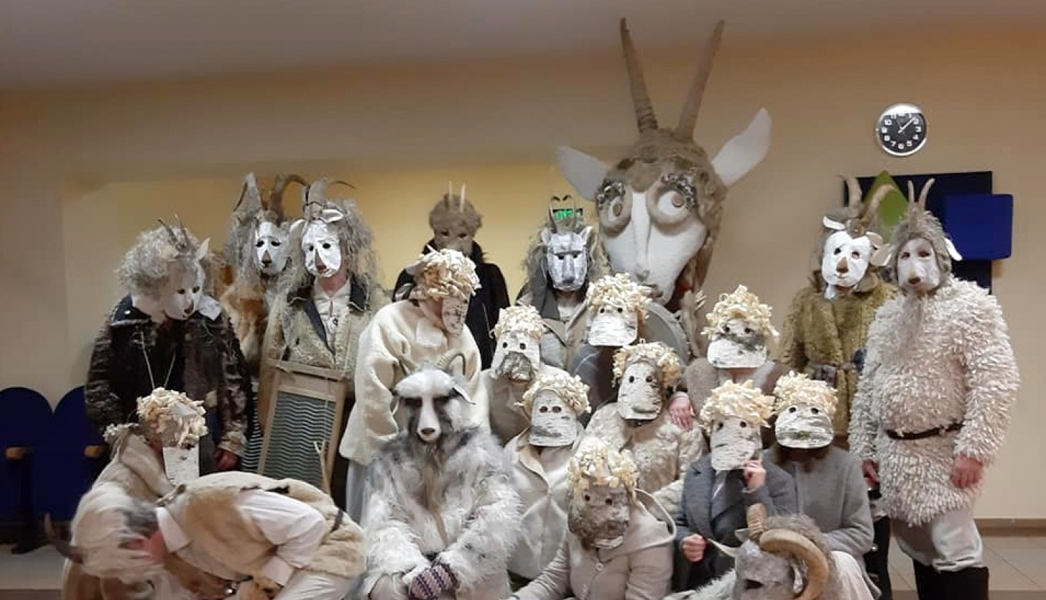 Suntažu folkloras kopa piedalās masku tradīciju festivālā