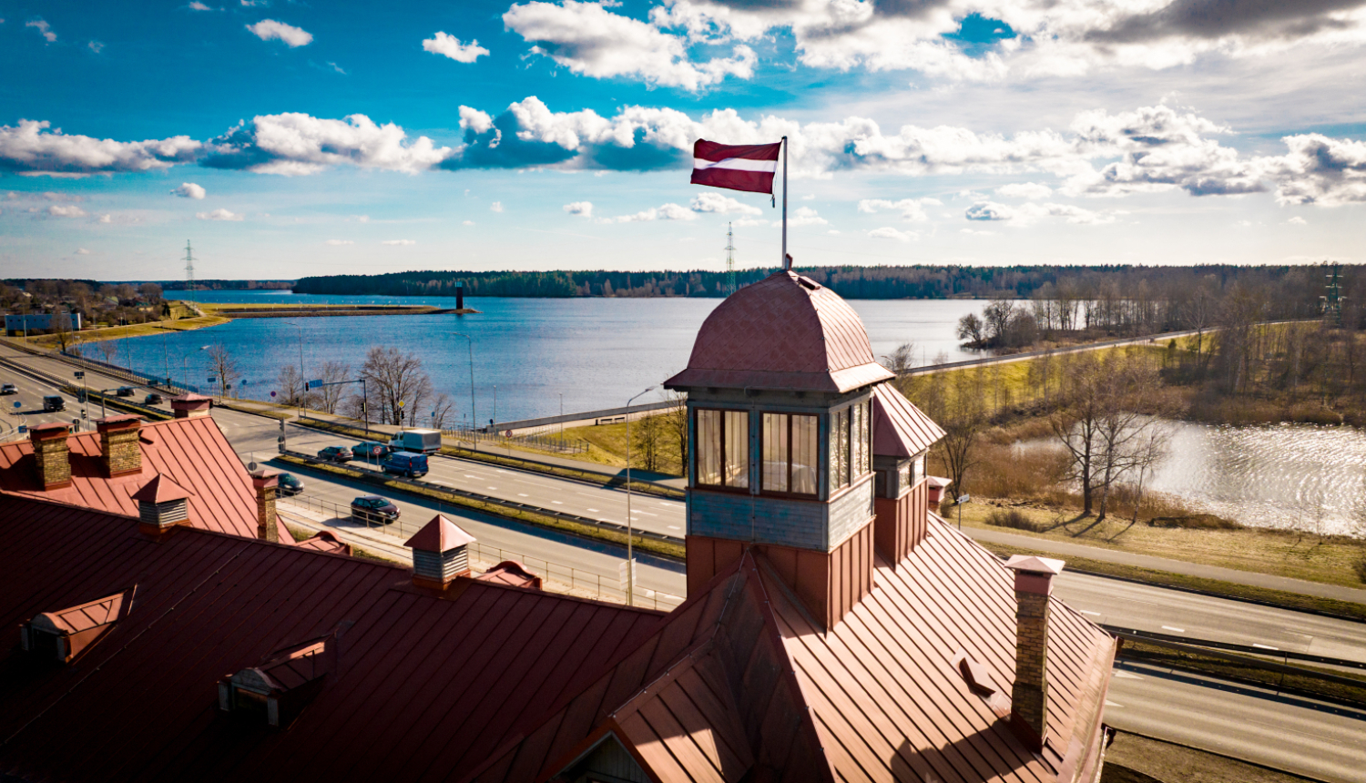 Ogres vecais kultūras nams ar Latvijas karogu tā tornī