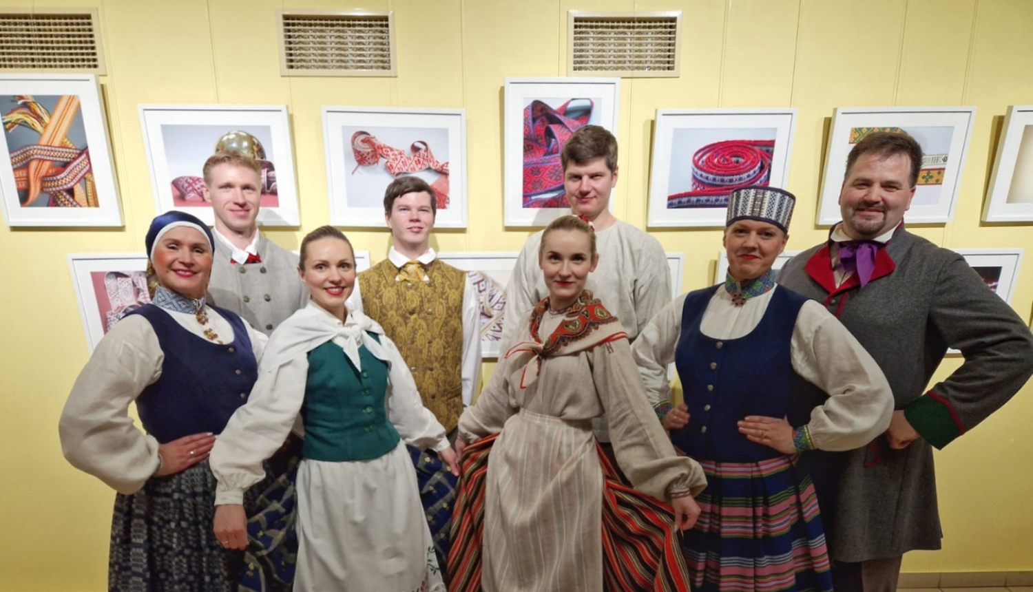 VPDK Suntaži; 4 sievietes un 4 vīrieši stāv tautas tērpos