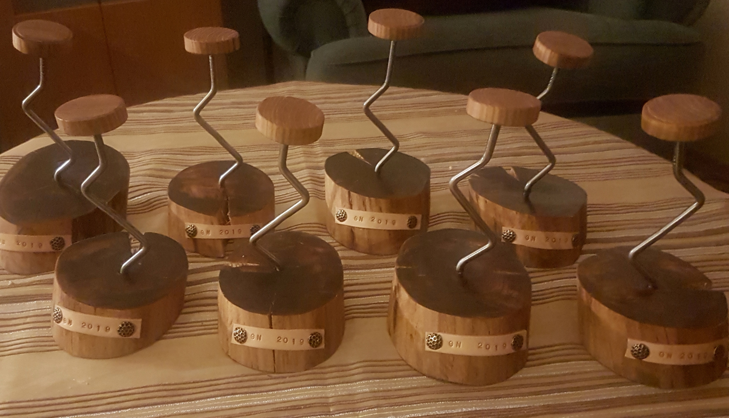 Ogres 1. vidusskolas darbinieki un vecāki saņem balvas