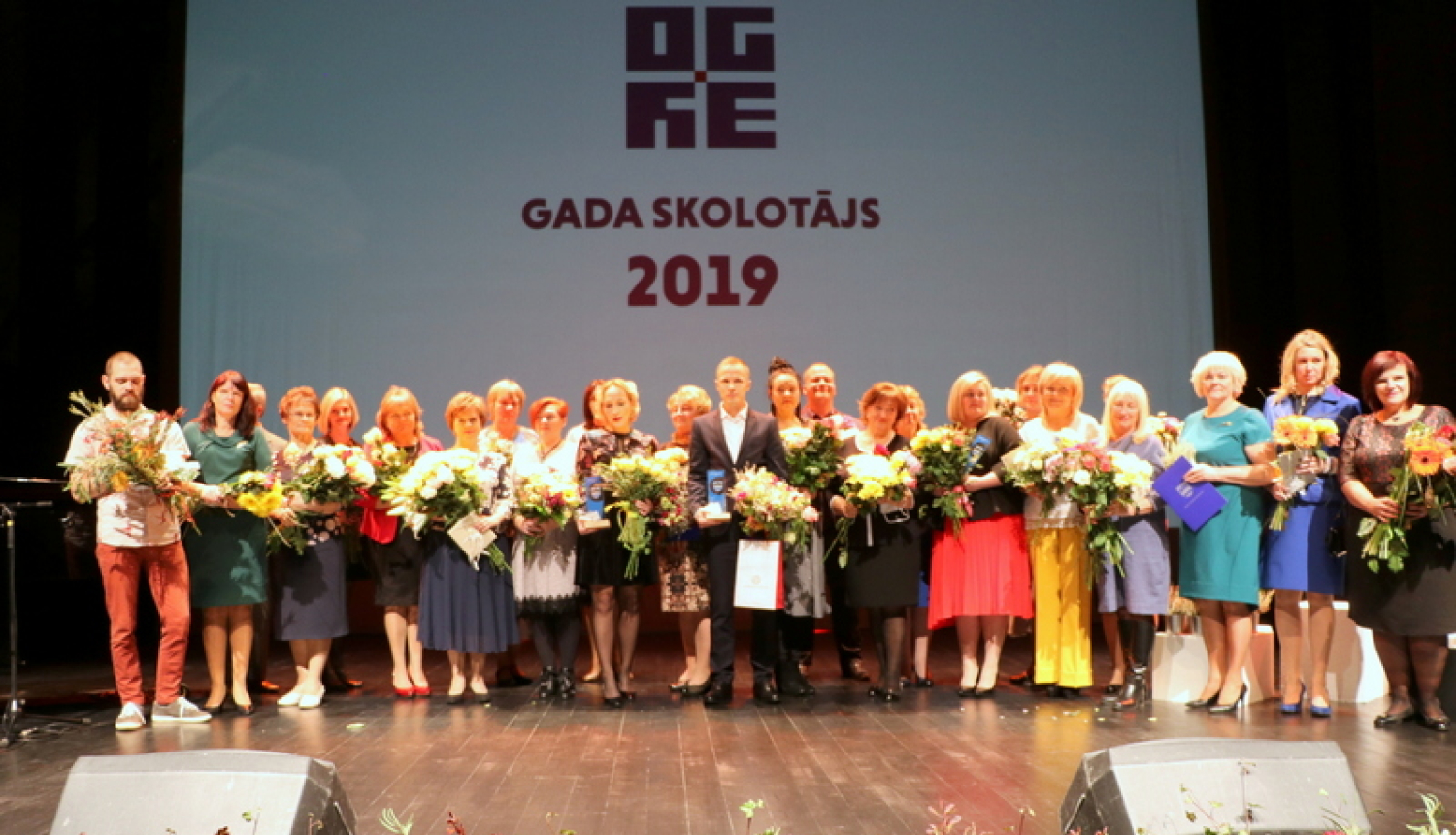 Pasniedz balvu “Gada skolotājs 2019”