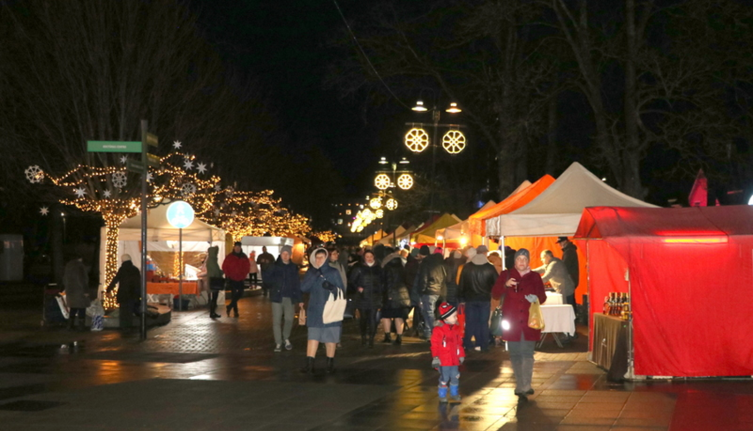 Tirdziņš "2020 gaismu lietus” pulcējis daudzus apmeklētājus